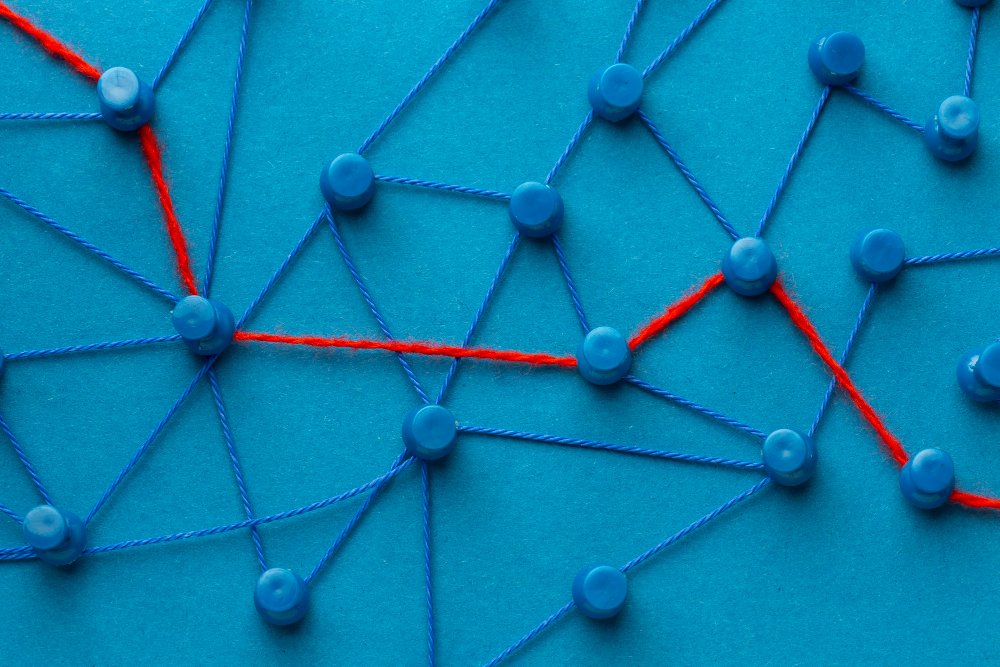 Grafische weergave van een ondernemer die backlinks koopt via StedenABC.nl om online zichtbaarheid en zijn online network te vergroten