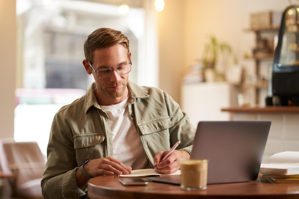 Copywriter die een professionele website tekst schrijft voor een klant van StedenABC.nl