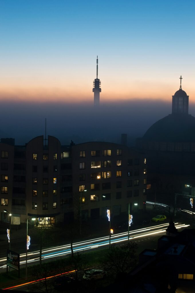 De stad roermond gehult in mist, een typisch vergezicht